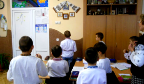 У київській школі діти перед уроками читають молитву