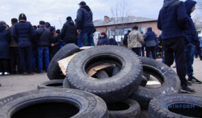 Третина українців вважає злочином дії людей, які не пускали евакуйованих до Нових Санжар, – опитування