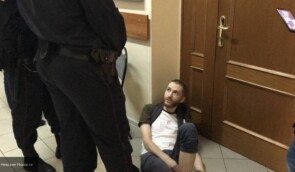 Російського журналіста, якому поліцейський зламав руку, оштрафували за непокору