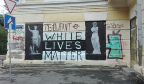 На вихідних Кличко затримав праворадикалів, які намалювали на стіні расистський слоган