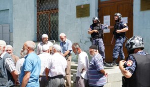 Ветерани кримськотатарського національного руху знову домагаються зустрічі з Аксеновим