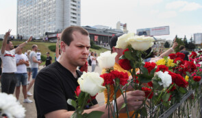 У Мінську силовики розганяють людей, які принесли квіти на місце загибелі протестувальника