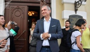 Звільненому за підтримку протестів директору білоруського театру погрожують