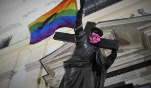 У Варшаві затримали трьох людей, які, ймовірно, розвішували ЛГБТ-прапори на пам’ятники