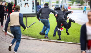 У Мінську затримувати мирних протестувальників допомагали тітушки