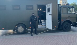 Білоруські силовики назвали інформацію про зґвалтування мітингаря в автозаку фейком