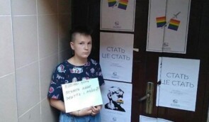 Праворадикали заклеїли своїми плакатами вхід до ком’юніті-центру для ЛГБТІК в Одесі