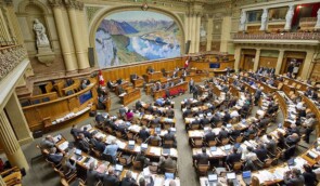 Швейцарським парламентаркам дозволили приходити на роботу з оголеними плечима