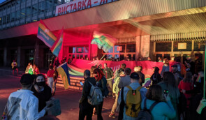 Близько ста людей біля київського “Гуліверу” протестували через припинення трансляції ЛГБТ-прапора
