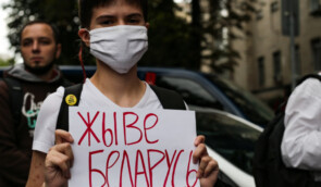 Лукашенко, який заперечував коронавірус, лякає ним протестувальників