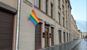 У день народження Путіна Pussy Riot вивісила ЛГБТ-прапори на “символах російської державності” 