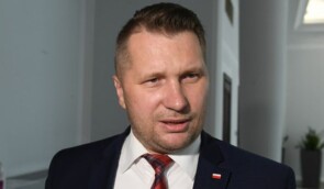 Міносвіти Польщі очолив політик, який вважає, що ЛГБТ не рівні “нормальним людям”