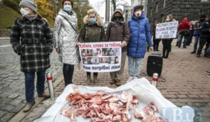 Активісти принесли під Кабмін “обгризені кістки”: вимагають не зрізати бюджет на медицину
