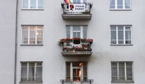У Варшаві під час Маршу націоналістів підпалили квартиру через прапор ЛГБТ