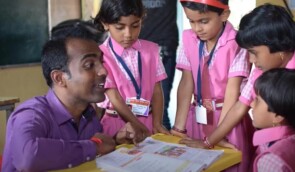 Найкращим учителем у світі став індійський викладач зі школи для дівчат: за що він отримав нагороду?