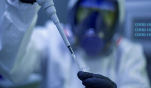 В Австралії випробовують вакцину від коронавірусу у вигляді назального спрею