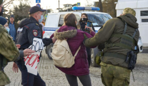У вихідні в Криму “поліція” затримала десятки мітингувальників за Навального