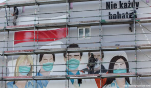 Попри затверджений план вакцинації перші щеплення від ковіду в Польщі отримали також актори та політики