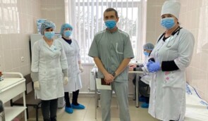Першим від ковіду в Україні вакцинували лікаря з Черкас