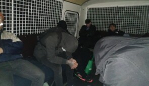 Автобуси із затриманими на акціях росіянами вишикувались у черги, щоб ті змогли відсидіти адміністративні арешти