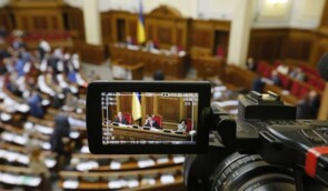 Журналістів ZIK, NewsOne та “112 Україна” хочуть позбавити акредитації в Раді: чи законно це?