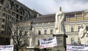 У Києві поліція не дала учасницям Маршу жінок розгорнути банер за Стамбульську конвенцію біля пам’ятника княгині Ользі