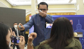 Прем’єр Таїланду замість відповіді забризкав журналістів антисептиком