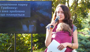 Рівненську депутатку зацькували в мережі через публічний виступ із дворічною дитиною на руках