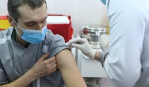 Лікарі можуть безкоштовно вакцинуватися від ковіду повторно в разі відмови