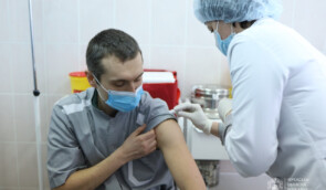 МОЗ пояснив, як іноземці можуть вакцинуватися проти коронавірусу в Україні (оновлено)