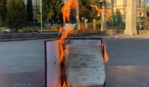 Після захисту дисертації Кивою кандидат наук на знак протесту спалив документ про науковий ступінь