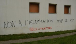 У Франції невідомі розмалювали стіни мечеті ісламофобськими написами – інцидент розслідують