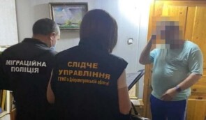 Троє чоловіків на Дніпропетровщині продавали дитяче порно