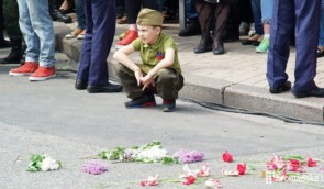 В Донецьку 9 травня провели парад з тисячами глядачів та забороненою Мінськими угодами технікою