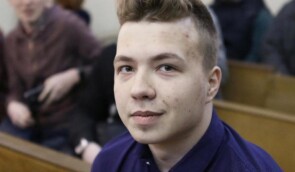 У Білорусі заарештований журналіст Протасевич завів акаунт у твіттері: пише, що веде його нібито сам і добровільно
