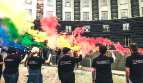 До Дня проти гомофобії під стінами Верховної Ради та Кабміну запалили райдужні фаєри