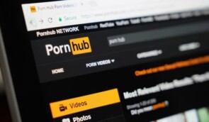 Декілька десятків жінок судяться з Pornhub, бо знайшли на ресурсі власні ролики, зроблені під примусом