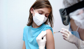 ВООЗ не рекомендує поспішати з вакцинацією дітей проти ковіду