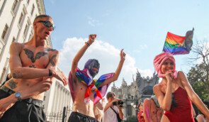 “Танцюю за ЛГБТ” – фоторепортаж з “Рейвах-прайду” на Банковій