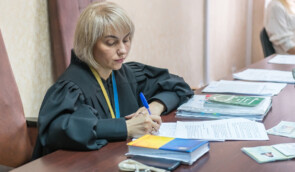 Ірпінська суддя Наталя Карабаза майже пів року не може розглянути справу постраждалої від війни дитини про аліменти