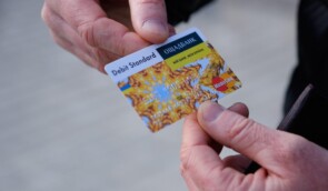 Переселенці зможуть користуватися старими картками Ощадбанку до 1 жовтня