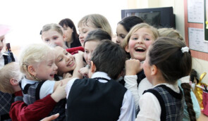 У Луцьку створили петицію, щоб не вітати в школі хлопчиків з 14 жовтня, а дівчат – з 8 березня