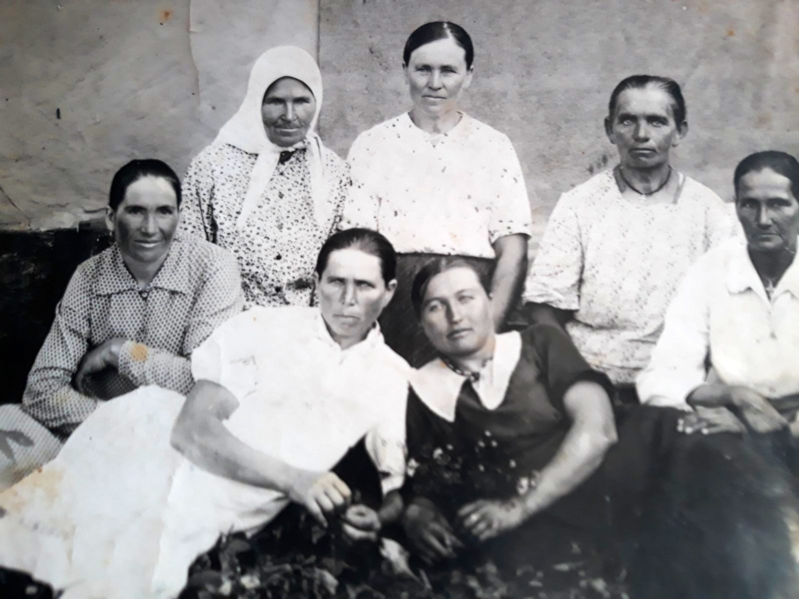 Мешканки с. Красний Яр разом із Чаговець Марфою Кузьмівною (нижній ряд, крайня зліва). Фото початку 1950-х років.