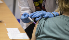 Уряд запровадить обов’язкову вакцинацію викладачів та посадовців