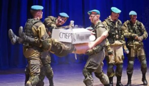 У Росії діти з військово-патріотичного клубу розбили на сцені муляж цегли з написом “смерть п*дорам”