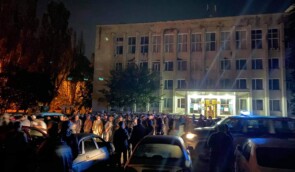 Частину кримчан, яких затримали під будівлею ФСБ Росії у Сімферополі, відпустили