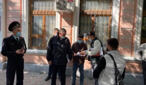 У Криму “суд” оштрафував кримських татар, які хотіли потрапити як вільні слухачі на засідання у красногвардійській “справі Хізб ут-Тахрір”