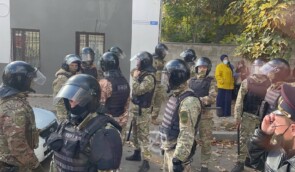 Окупанти в Криму знову затримали під “судом” близько 20 кримських татар, які прийшли як вільні слухачі на апеляційне засідання