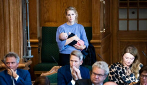 Данську депутатку попросили вийти з зали засідань через немовля на руках