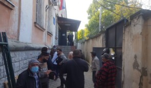 У Криму силовики затримали кримськотатарських чоловіків, які вийшли підтримати політв’язнів під “військовий гарнізонний суд”